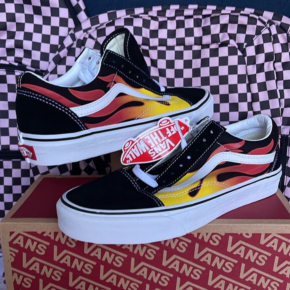 Vans Men’s Old Skool
(Flame)Black/Black/Tr Wht
VN0A38G1PHN
Sneakers